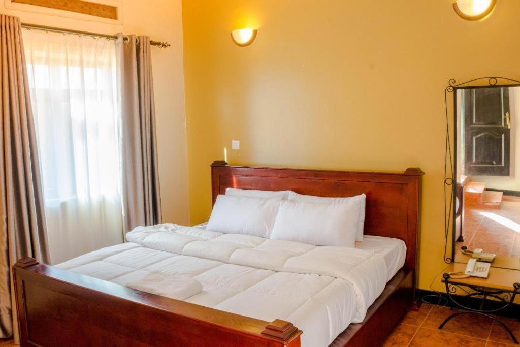Meley Impala Hotel Munyonyo Exterior photo